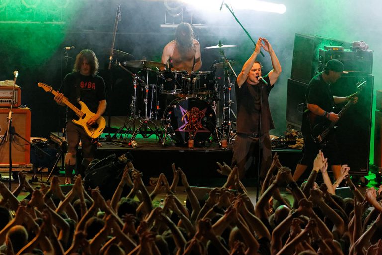 Ugly Kid Joe, band rock legendaris asal California, Amerika Serikat saat tampil di atas panggung (Foto Istimewa)