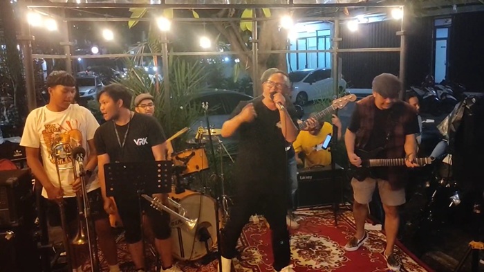 Foto: Band SKA asal Bandung, Noin Bullet, hibur pengunjung Kedai Es Kopi Kongbong, Ruko Ubud Village, Ciledug, Tangerang, Senin (16/6/2025). (Ngorock TV/Dewan Distorsi)