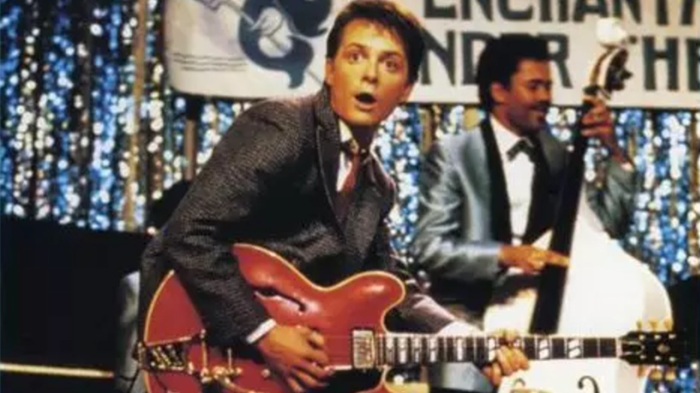 Foto: Gibson memulai pencarian besar-besaran untuk menemukan gitar ikonik Gibson ES-345 Cherry Red yang dimainkan oleh Michael J. Fox dalam film klasik Back to the Future. Gitar ini menghilang sejak 1989 dan kini jadi sorotan dalam kampanye “Lost to the Future”. (Gibson)