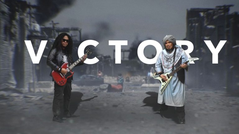 Foto: Musisi Andi Cakra Manggabarani bersama ustaz Derry Sulaiman, mantan gitaris grup metal Betrayer, resmi merilis single terbaru berjudul Victory (Free Palestine). Karya kolaborasi tersebut diluncurkan melalui kanal YouTube Cakra Barani. (Istimewa)
