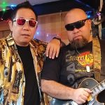 Foto: Vokalis band legendaris Bayou, Binsar Bayou, kembali menunjukkan eksistensinya di dunia musik Indonesia lewat single solo terbarunya berjudul “Waktu Ku Kaya”, dengan menggandeng Mahir Blues, musisi sekaligus gitaris kawakan yang dikenal sebagai frontman Mahir & The Alligators. (Istimewa)