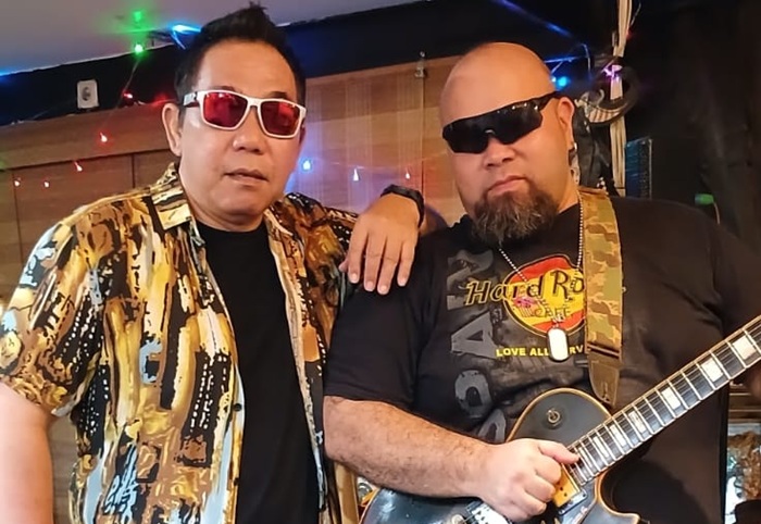 Foto: Vokalis band legendaris Bayou, Binsar Bayou, kembali menunjukkan eksistensinya di dunia musik Indonesia lewat single solo terbarunya berjudul “Waktu Ku Kaya”, dengan menggandeng Mahir Blues, musisi sekaligus gitaris kawakan yang dikenal sebagai frontman Mahir & The Alligators. (Istimewa)